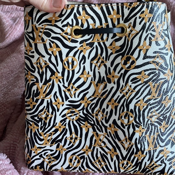 Louis Vuitton Limited addition jungle bucket bag - Picture 4 of 5